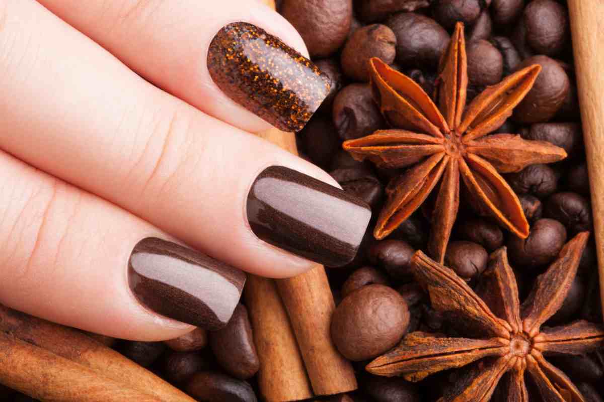 Moka nails, il nuovo trend per le unghie autunnali