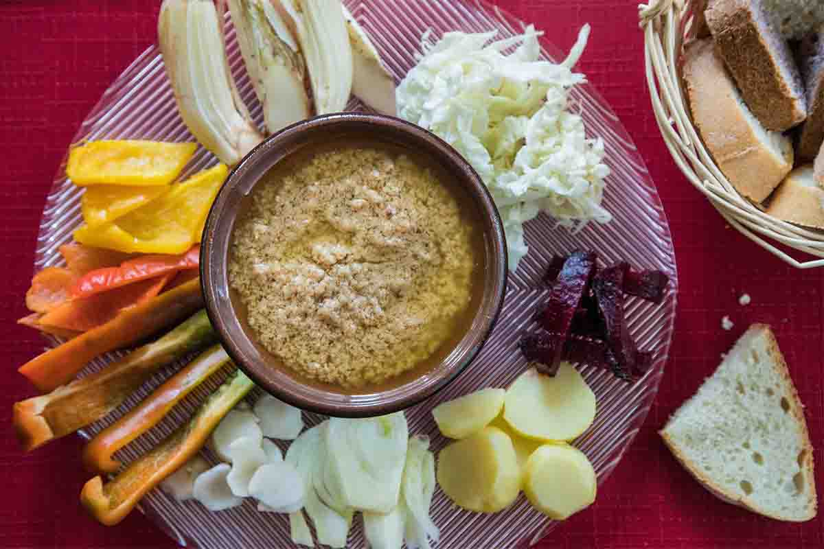 La ricetta originale della Bagna caoda perfetta per le giornate fredde