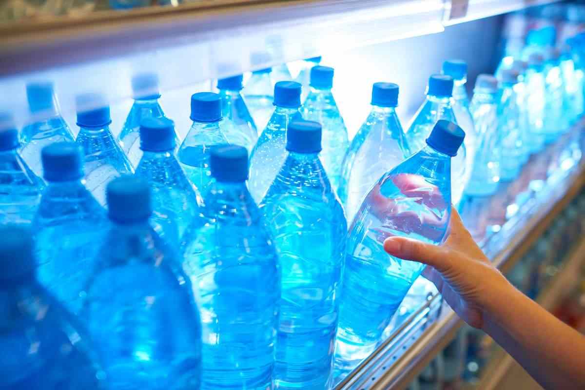 Agua embotellada, no toda es buena para los riñones (ni siquiera): aquí está la mejor y nadie lo sabe