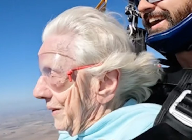 Muore Dorothy Hoffner a 104, la skydiver centenaria da record
