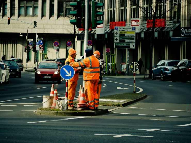 operai che lavorano in strada