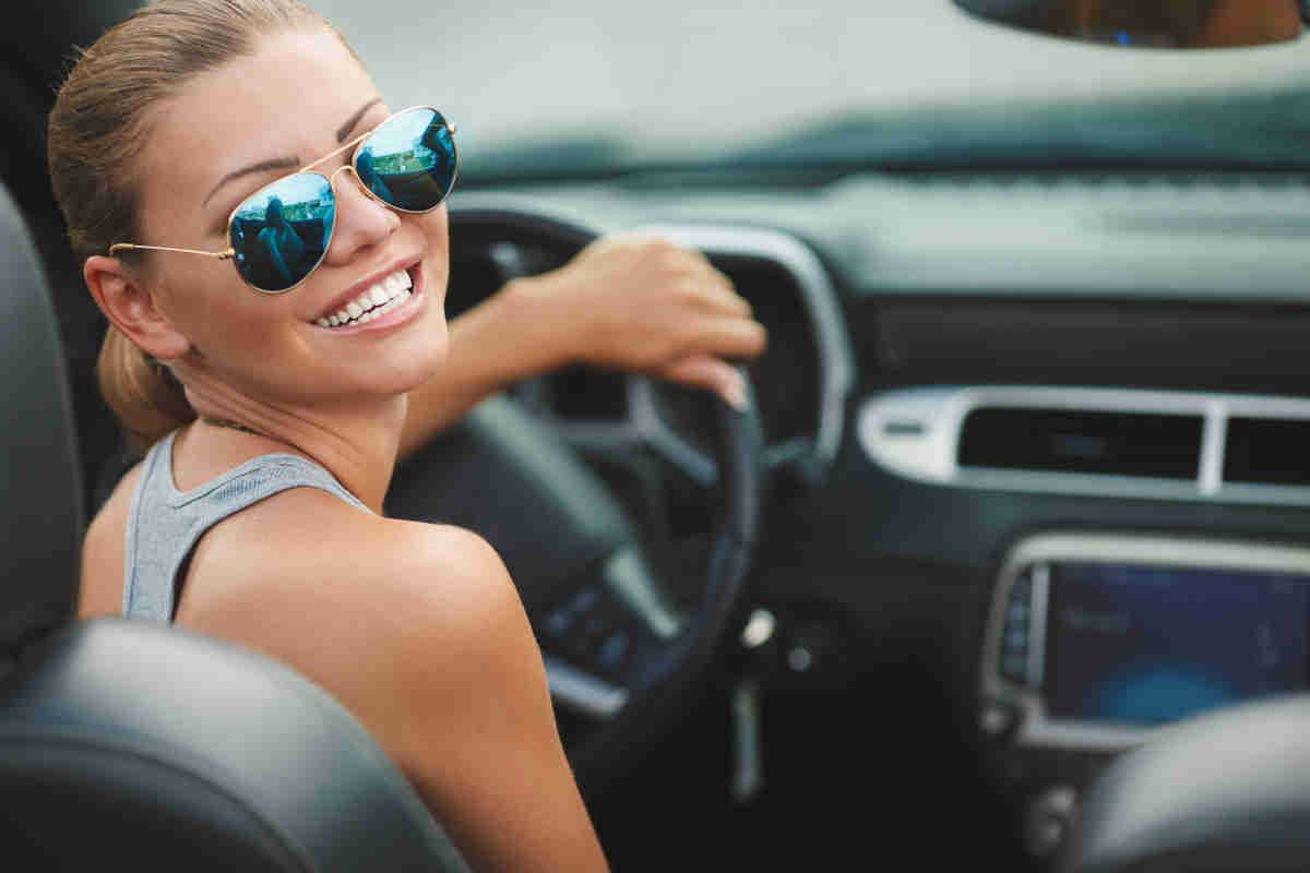 ragazza al volante di una auto cabrio